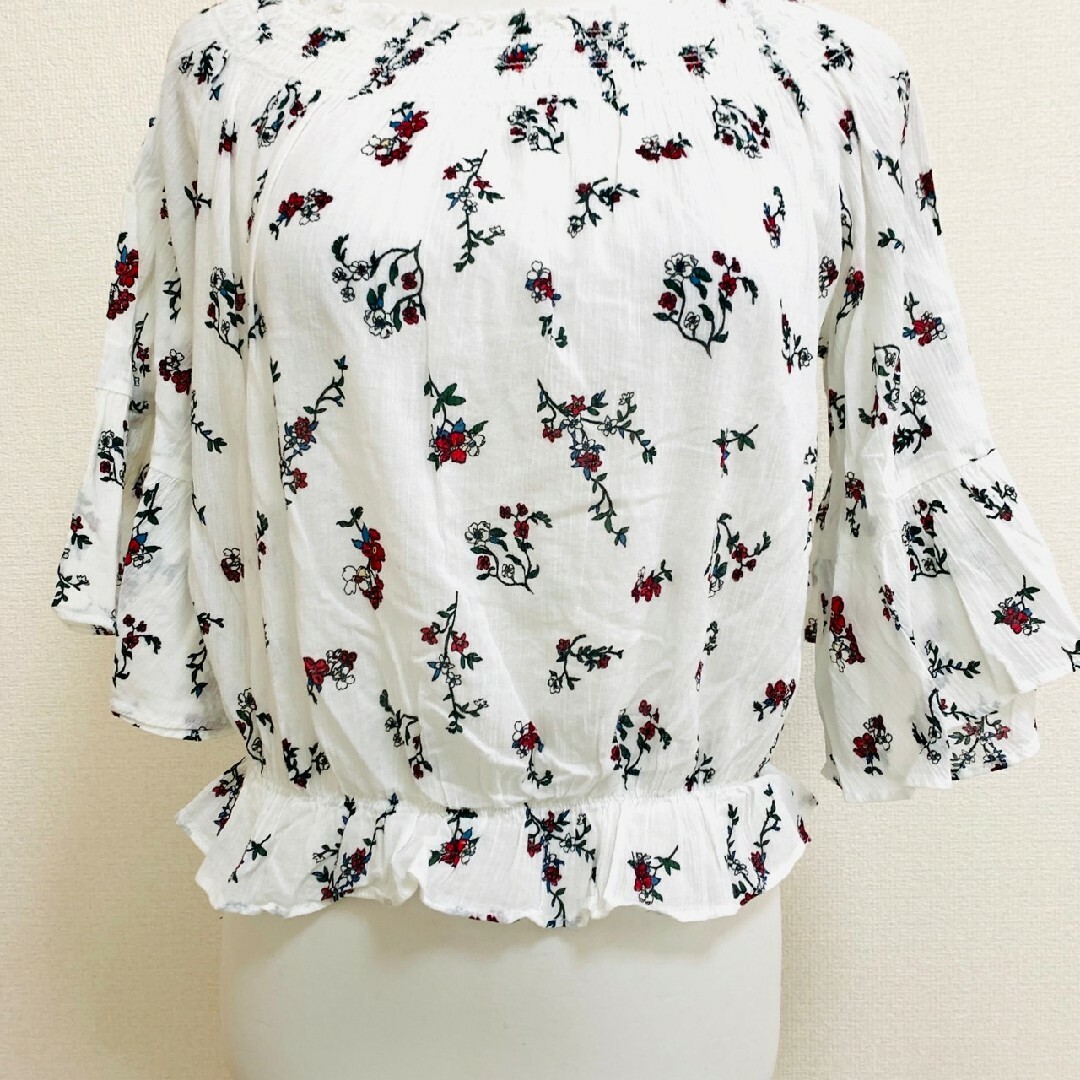 デュカ　ブラウス　M　ホワイト　レッド　グリーン　花柄　きれいめ　綿100% レディースのトップス(シャツ/ブラウス(長袖/七分))の商品写真