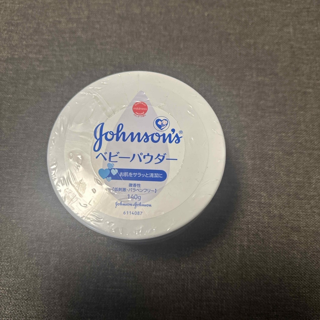 ジョンソン ベビーパウダー プラスチック容器(微香性) 140g キッズ/ベビー/マタニティの洗浄/衛生用品(食器/哺乳ビン用洗剤)の商品写真