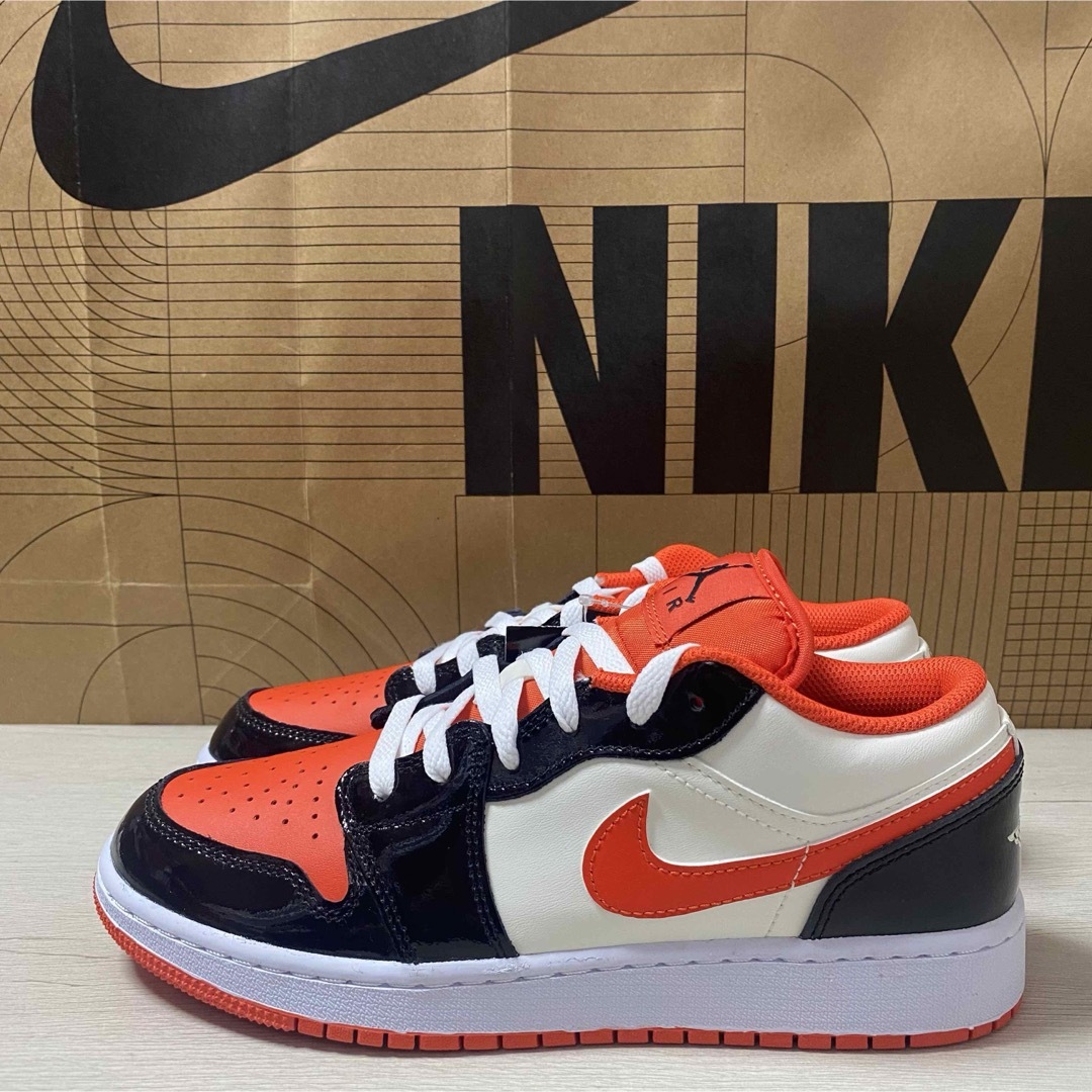 NIKE(ナイキ)の24.5cm AIR JORDAN 1 LOW SE (GS) レディースの靴/シューズ(スニーカー)の商品写真