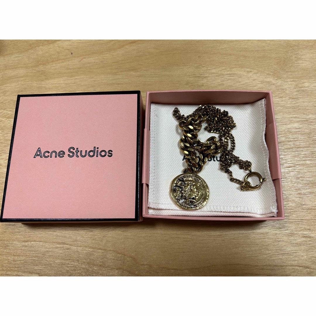 Acne Studios(アクネストゥディオズ)のAcne Studios コインネックレス ゴールド レディースのアクセサリー(ネックレス)の商品写真