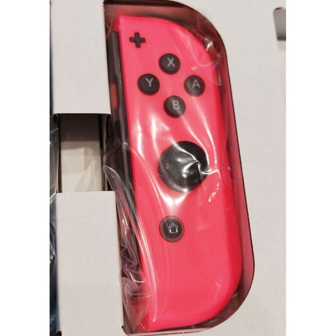 Nintendo Switch(ニンテンドースイッチ)の【ほぼ新品】Joy-Con　右　ネオンレッド　ニンテンドースイッチ　Switch エンタメ/ホビーのゲームソフト/ゲーム機本体(家庭用ゲーム機本体)の商品写真