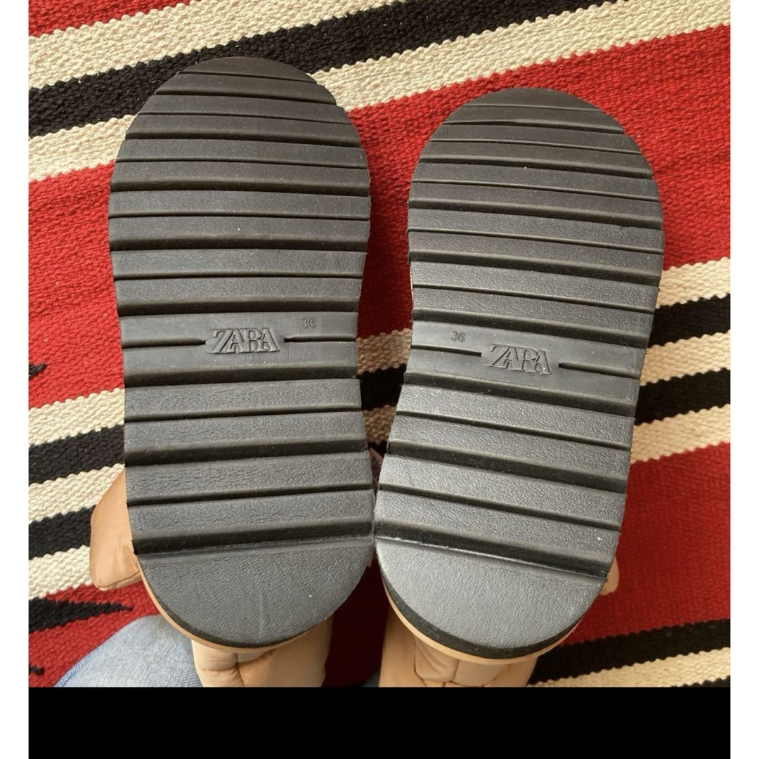 ZARA(ザラ)のZARA パデッドブーツ　ブラウン　ベージュ　中綿　 レディースの靴/シューズ(ブーツ)の商品写真