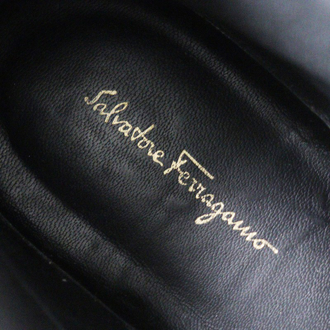 Salvatore Ferragamo(サルヴァトーレフェラガモ)のサルヴァトーレフェラガモ SALVATORE FERRAGAMO VARSI 1.5cm レザーサイドゴアショートブーツ 7.5C/ブラック【2400013824200】 レディースの靴/シューズ(ブーツ)の商品写真