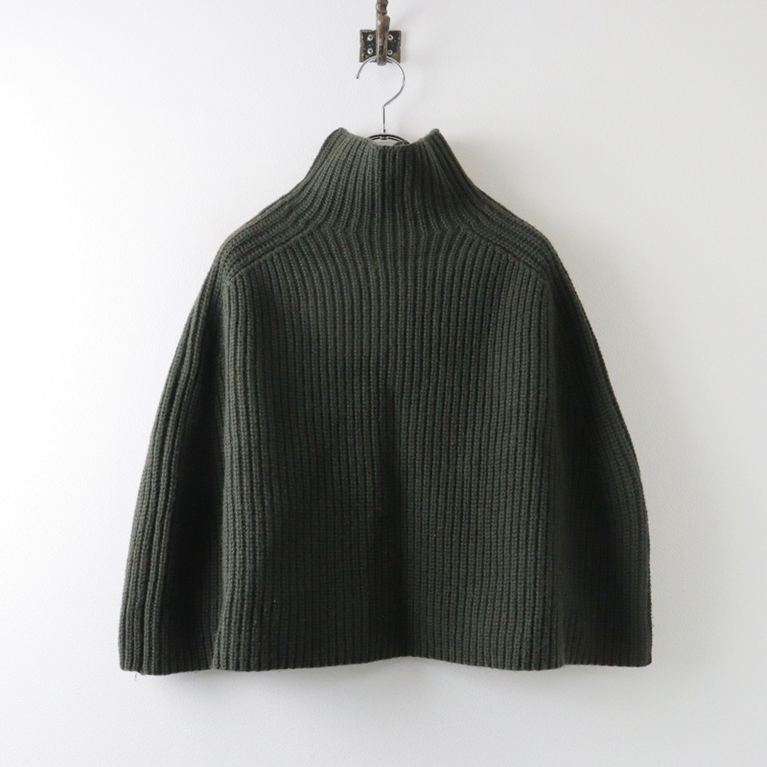 SACRA(サクラ)の定価2.9万 サクラ SACRA EX.FINE LAMBWOOL ニットポンチョ 38/カーキ トップス【2400013849876】 レディースのジャケット/アウター(ポンチョ)の商品写真