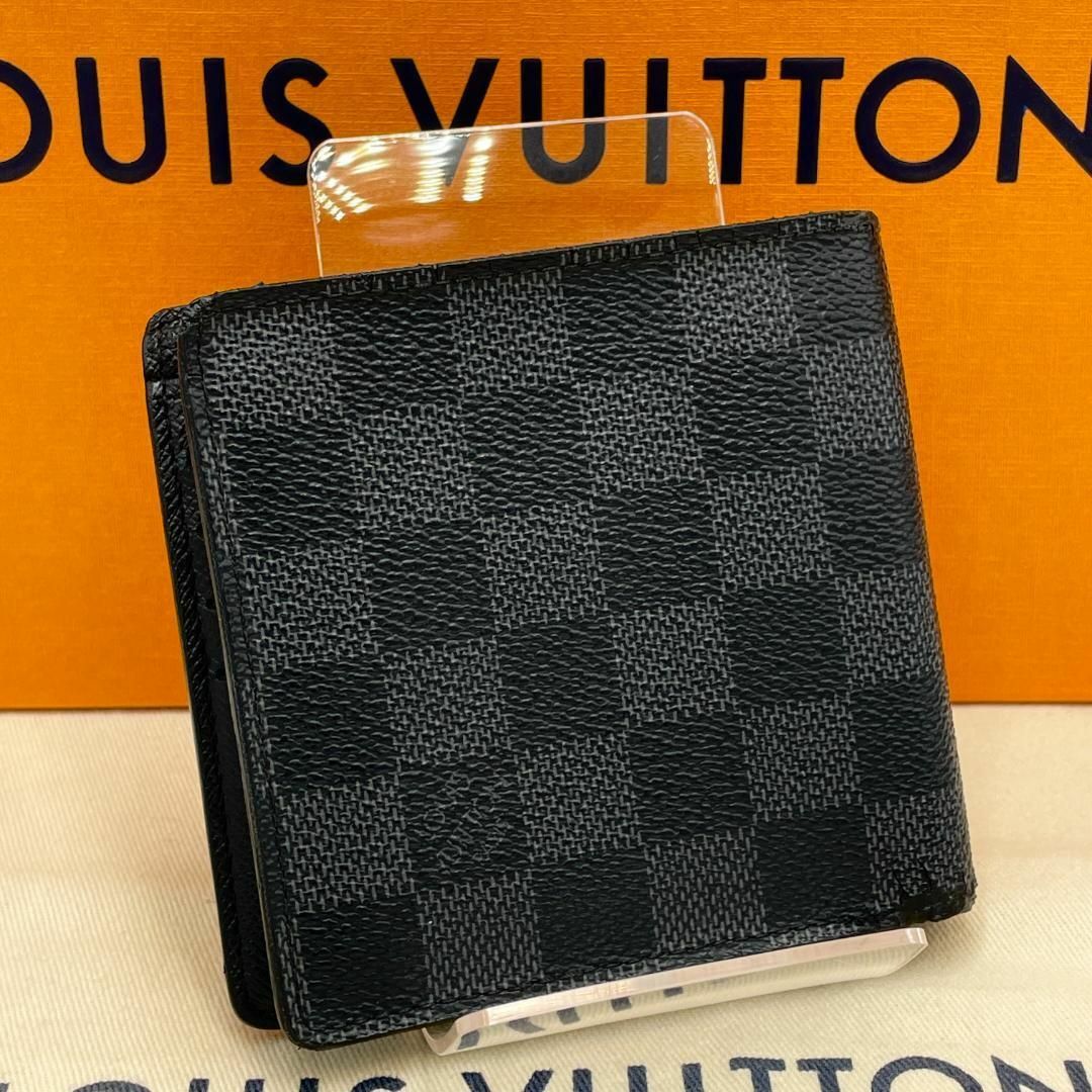 LOUIS VUITTON(ルイヴィトン)のルヴィトン　メンズ　ダミエグラフィット　ポルトフォイユマルコ　コンパクト財布 メンズのファッション小物(折り財布)の商品写真