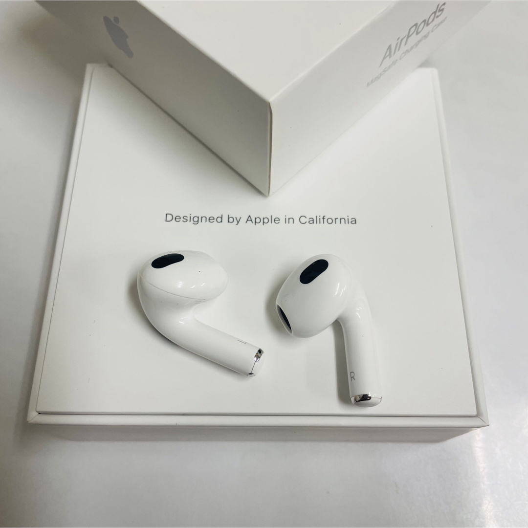 Apple(アップル)のエアーポッズ AirPods 第3世代国内正規品　両耳のみ スマホ/家電/カメラのオーディオ機器(ヘッドフォン/イヤフォン)の商品写真