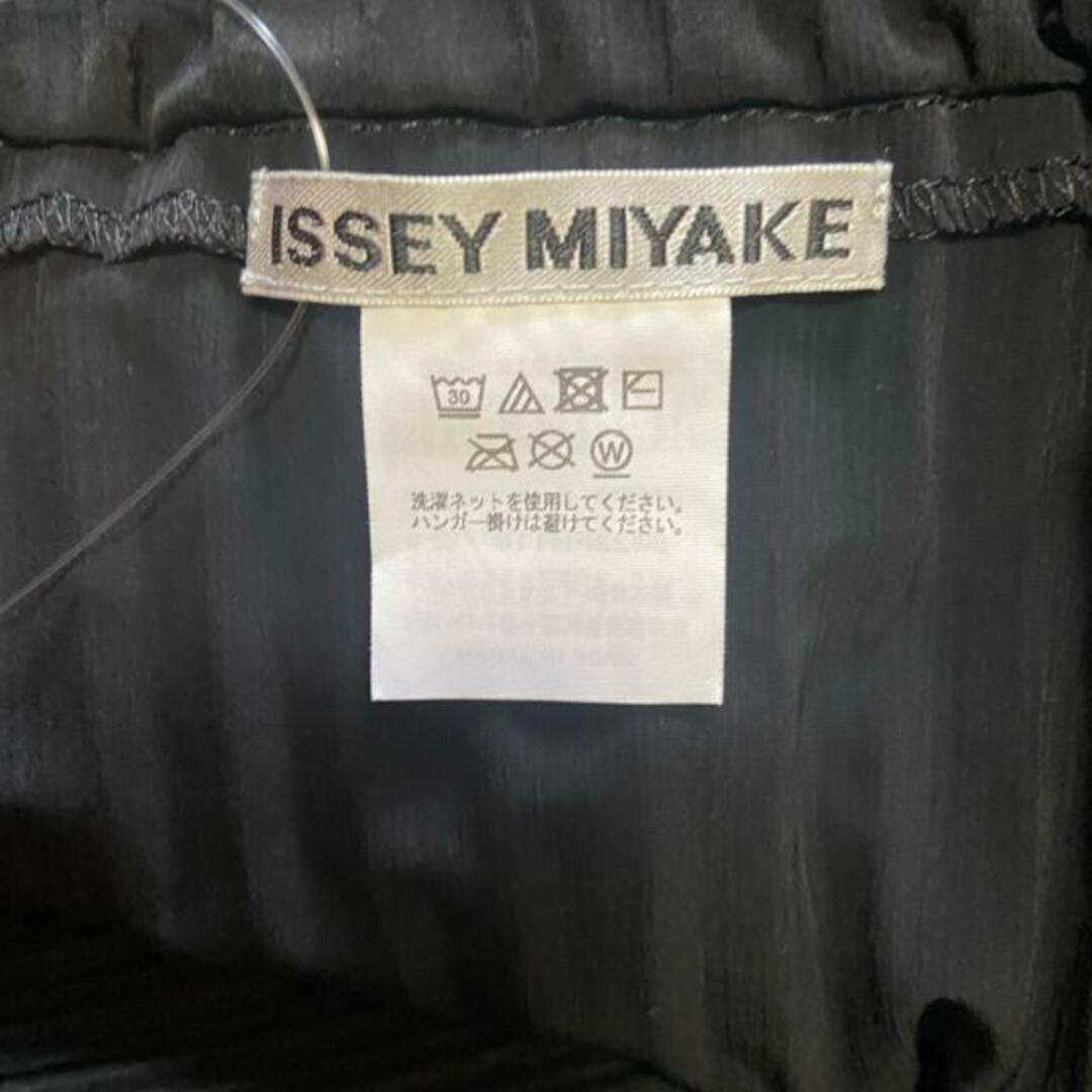 ISSEY MIYAKE(イッセイミヤケ)のISSEYMIYAKE(イッセイミヤケ) ワンピース レディース - 黒 その他 襟/半袖/ロング/プリーツ レディースのワンピース(その他)の商品写真