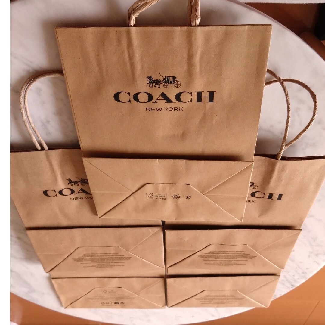 COACH(コーチ)のＭ＆Ｎ様専用　紙袋　COACH　茶色3枚 黒2枚 レディースのバッグ(ショップ袋)の商品写真