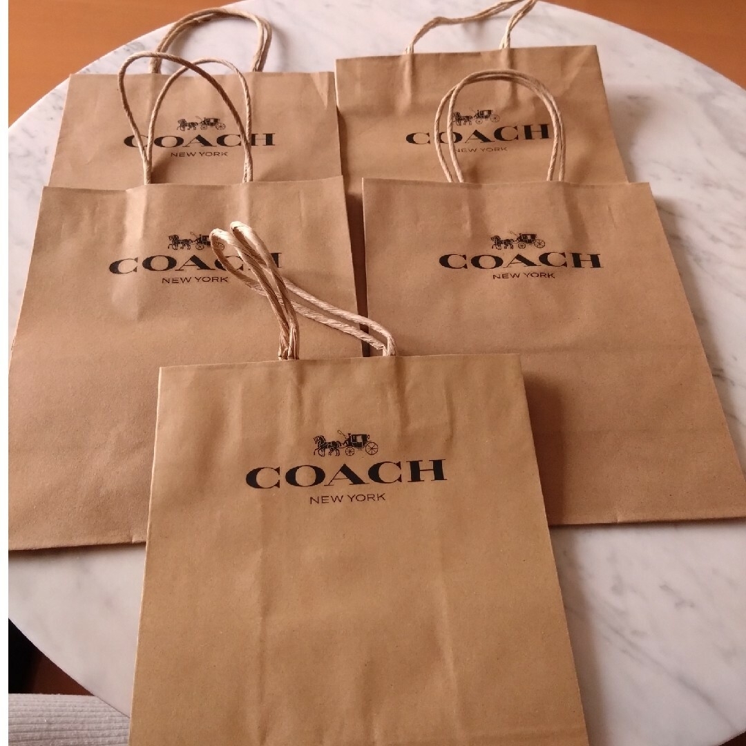 COACH(コーチ)のＭ＆Ｎ様専用　紙袋　COACH　茶色3枚 黒2枚 レディースのバッグ(ショップ袋)の商品写真