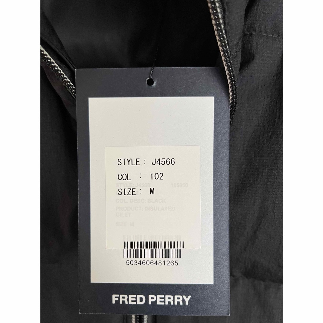 FRED PERRY(フレッドペリー)の値下げ フレッドペリー 中綿ベスト J4566 Mサイズ ブラック メンズのジャケット/アウター(ダウンベスト)の商品写真