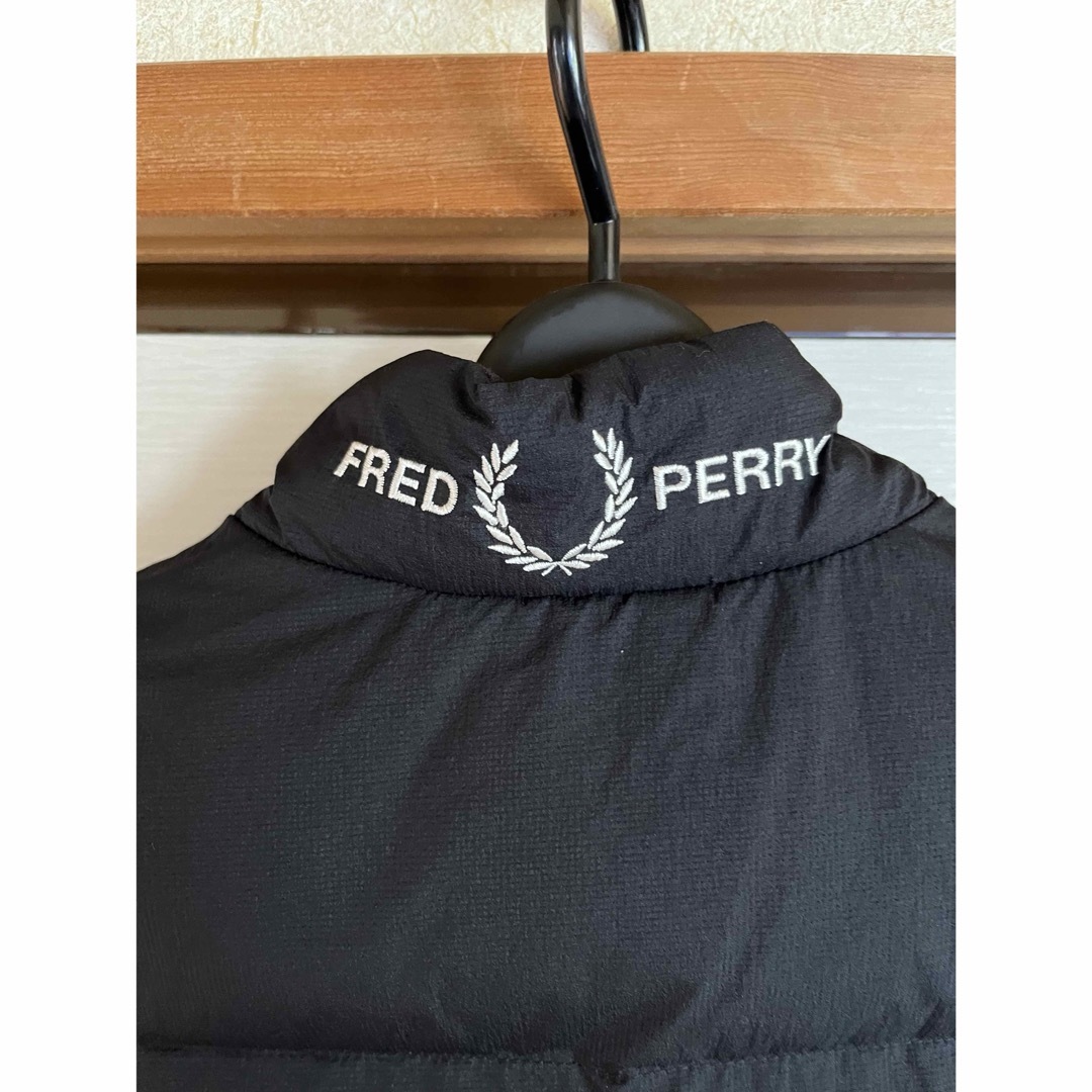 FRED PERRY(フレッドペリー)の値下げ フレッドペリー 中綿ベスト J4566 Mサイズ ブラック メンズのジャケット/アウター(ダウンベスト)の商品写真