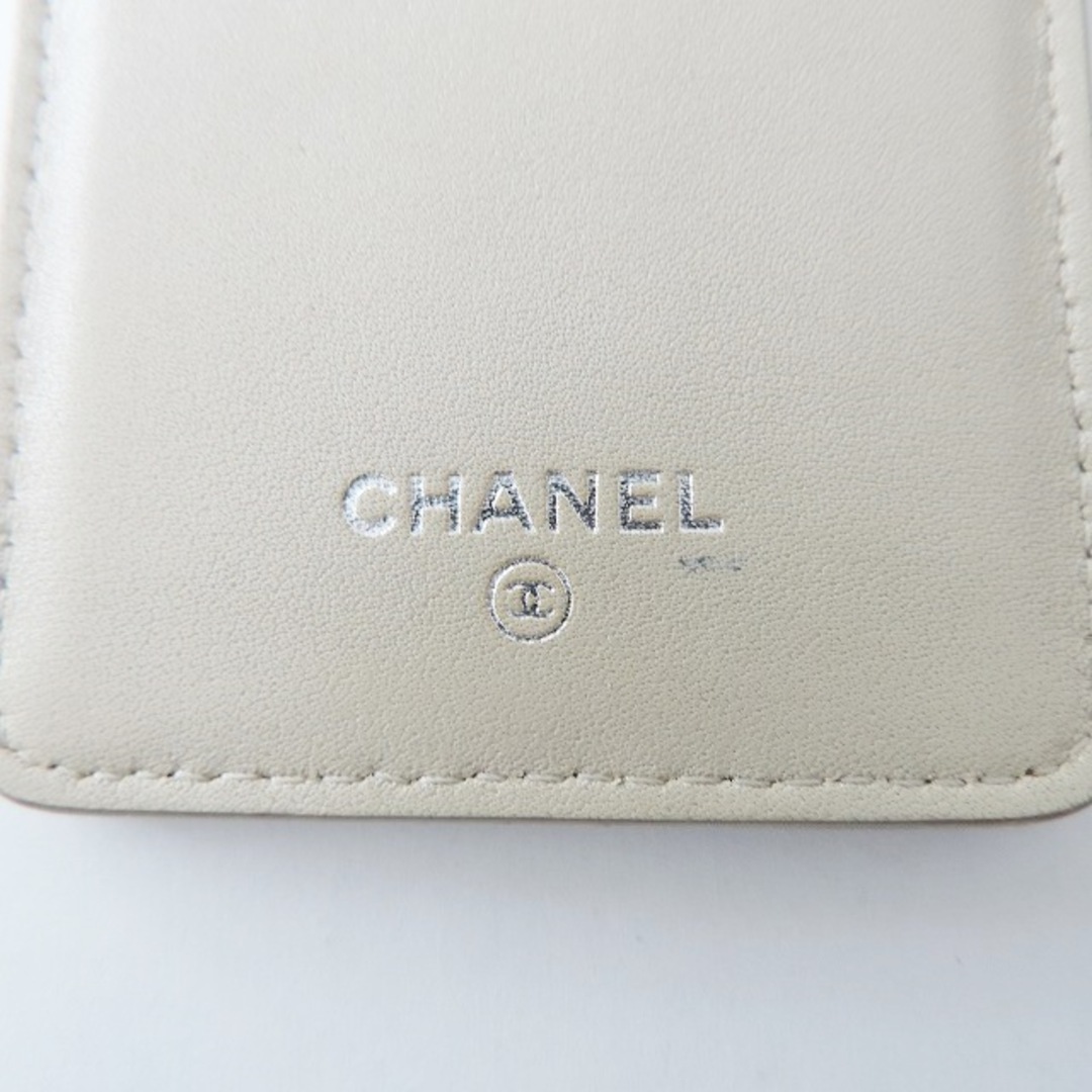 CHANEL(シャネル)のCHANEL(シャネル) 携帯電話ケース マトラッセ ベージュ エナメル（レザー） スマホ/家電/カメラのスマホアクセサリー(モバイルケース/カバー)の商品写真