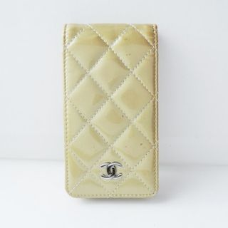 シャネル(CHANEL)のCHANEL(シャネル) 携帯電話ケース マトラッセ ベージュ エナメル（レザー）(モバイルケース/カバー)