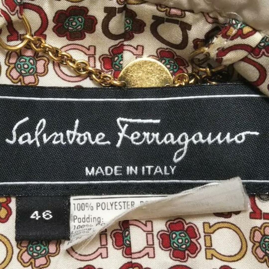 Salvatore Ferragamo(サルヴァトーレフェラガモ)のSalvatoreFerragamo(サルバトーレフェラガモ) コート サイズ46 L レディース - ベージュ 長袖/シルク/キルティング/ガンチーニ/春/秋 ポリエステル レディースのジャケット/アウター(その他)の商品写真