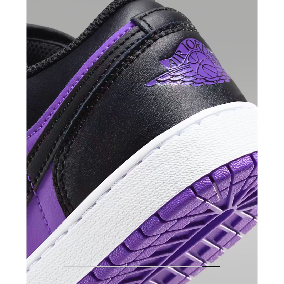 NIKE(ナイキ)の23.5【新品】NIKE GS AIR JORDAN 1 LOW パープル　紫 レディースの靴/シューズ(スニーカー)の商品写真