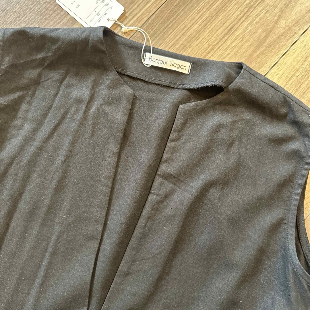 BONJOUR SAGAN(ボンジュールサガン)の新品　ボンジュールサガン　ノースリーブ　シャツ　袖なし レディースのトップス(Tシャツ(半袖/袖なし))の商品写真