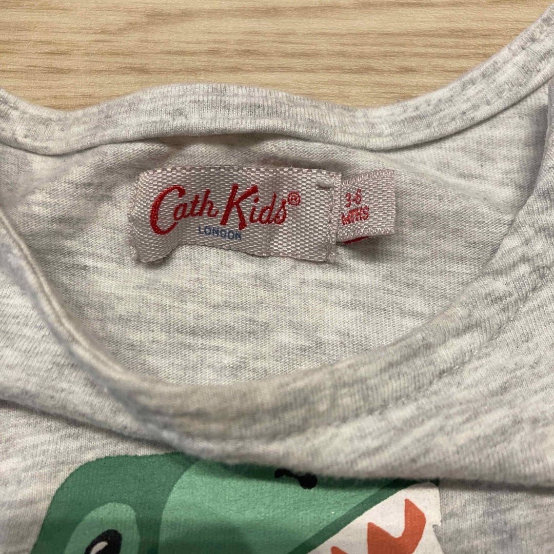 Cath Kidston(キャスキッドソン)のキャスキッドソン  恐竜Tシャツ　グレー　3ヶ月から6ヶ月 キッズ/ベビー/マタニティのベビー服(~85cm)(Ｔシャツ)の商品写真