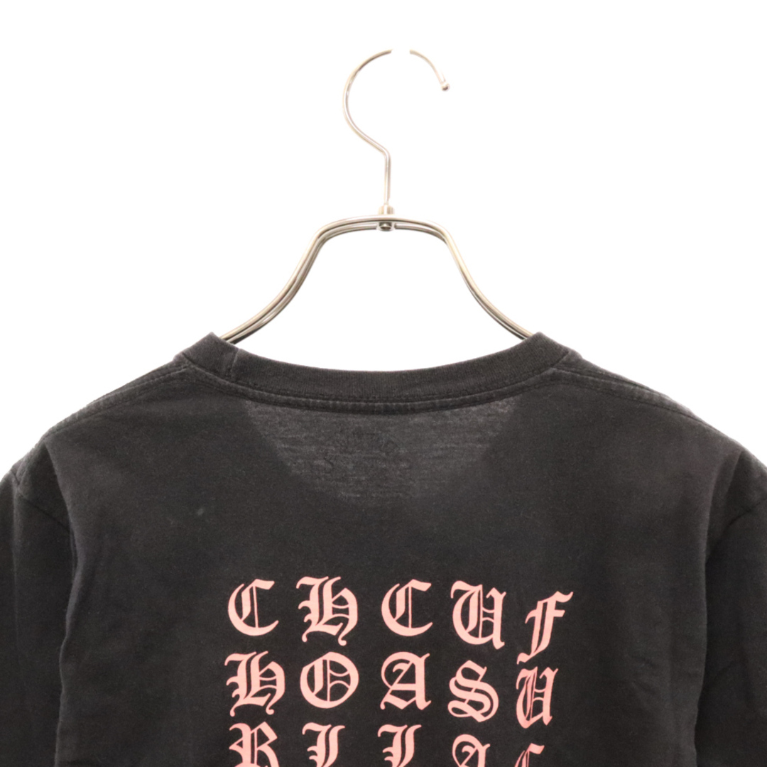 Chrome Hearts(クロムハーツ)のCHROME HEARTS クロムハーツ バック オールドイングリッシュ ロゴプリント 半袖Tシャツ ブラック/ピンク メンズのトップス(Tシャツ/カットソー(半袖/袖なし))の商品写真