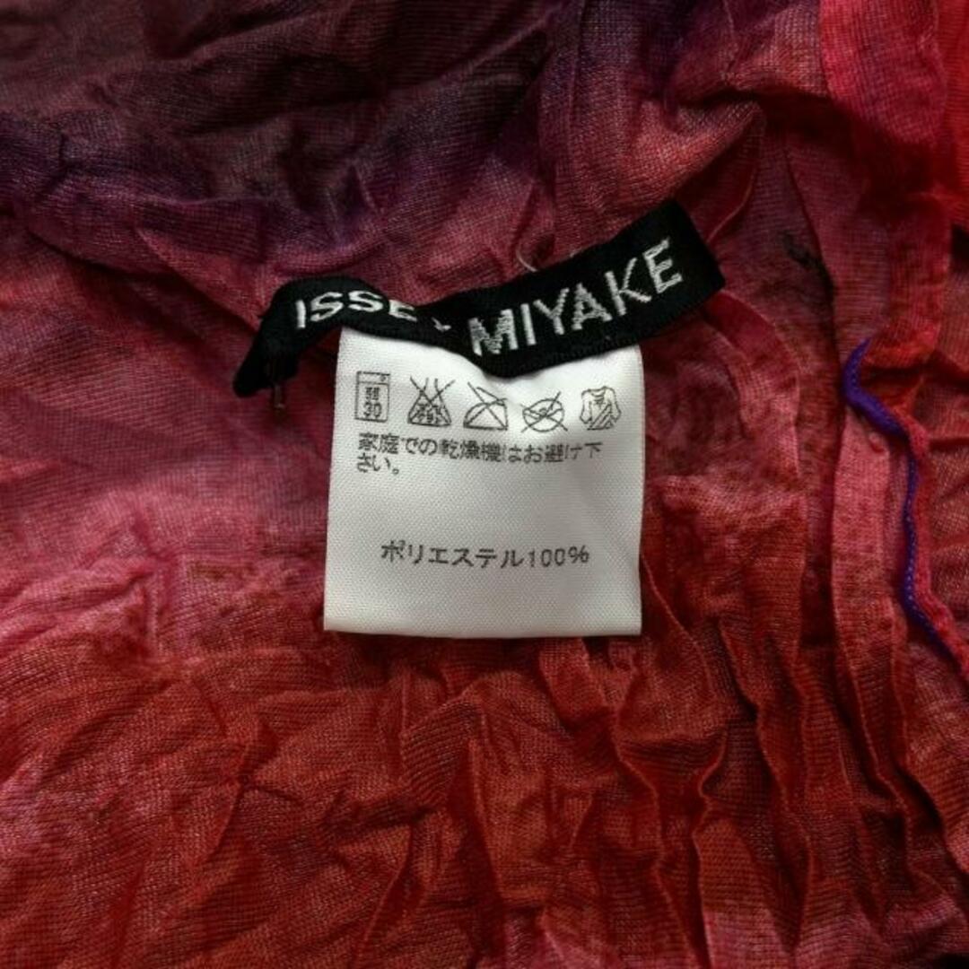 ISSEY MIYAKE(イッセイミヤケ)のISSEYMIYAKE(イッセイミヤケ) ストール(ショール) - レッド×パープル×マルチ フラワー(花)/シワ加工 ポリエステル レディースのファッション小物(マフラー/ショール)の商品写真