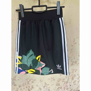■新品タグ付き　アディダスオリジナルス  ボタニカル柄スカート　サイズＳ(ミニスカート)