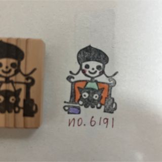 スタンプ　No. 6191どんぐり帽子の女の子と黒猫(はんこ)