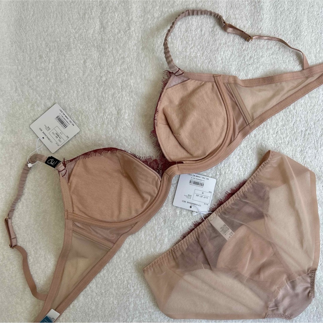 Chut! INTIMATES(シュットインティメイツ)のchut! ベージュ&ワイン リバーレース Ｌ字ワイヤブラF75-80 ビキニＭ レディースの下着/アンダーウェア(ブラ&ショーツセット)の商品写真