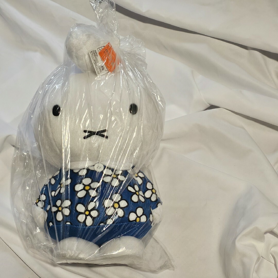 miffy(ミッフィー)のタイトー おたんじょうび ミッフィー 特大サイズ ぬいぐるみ エンタメ/ホビーのおもちゃ/ぬいぐるみ(ぬいぐるみ)の商品写真