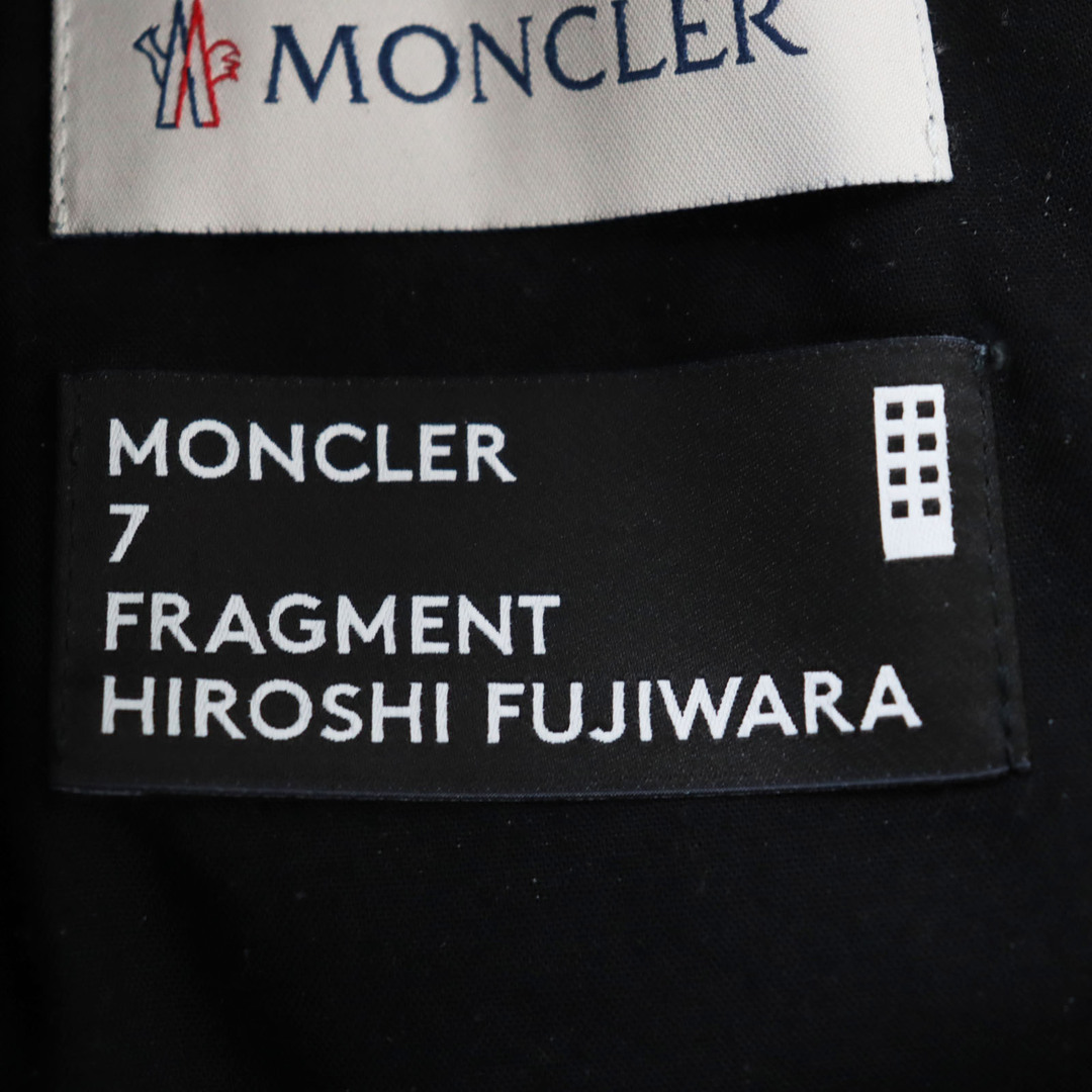 【ドンドン見直し】良品○MONCLER GENIUS 7 モンクレール ジーニアス 7 FRAGMENT フラグメント ヒロシフジワラ 2020年製 F209U2A70210 54AEA PANTALONE SPORTIVO コットン100% ダブルネームロゴプリント サイドライン刺繍 デニムパンツ 黒系 44 伊製 正規品 メンズ メンズのパンツ(デニム/ジーンズ)の商品写真