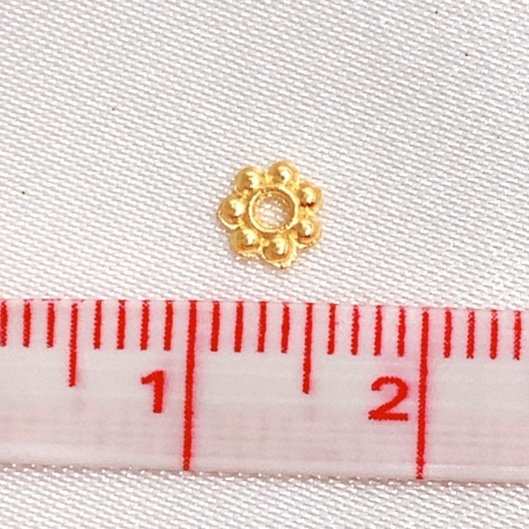 【R2051】花形スペーサー　ゴールド　4ｍｍ　100個 ハンドメイドの素材/材料(各種パーツ)の商品写真