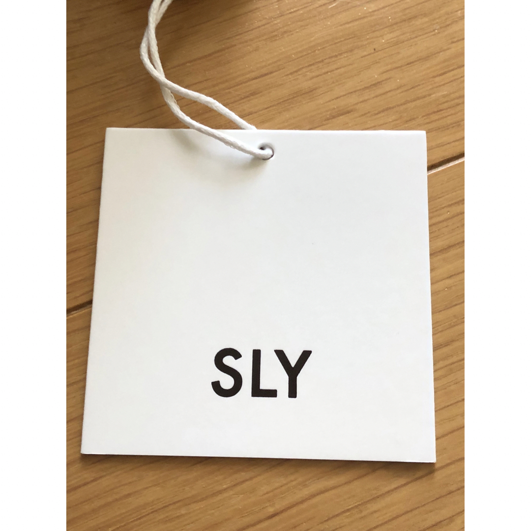 SLY(スライ)のSLY トップス　新品未使用品 レディースのトップス(Tシャツ(半袖/袖なし))の商品写真