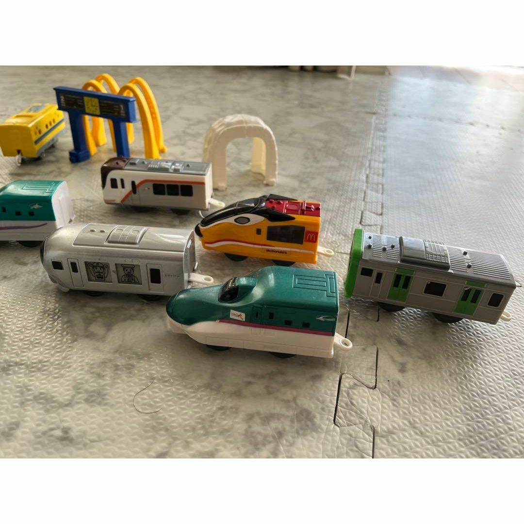 マクドナルド　ハッピーセットのプラレール　12台とトンネル、情景部品のセット キッズ/ベビー/マタニティのおもちゃ(知育玩具)の商品写真