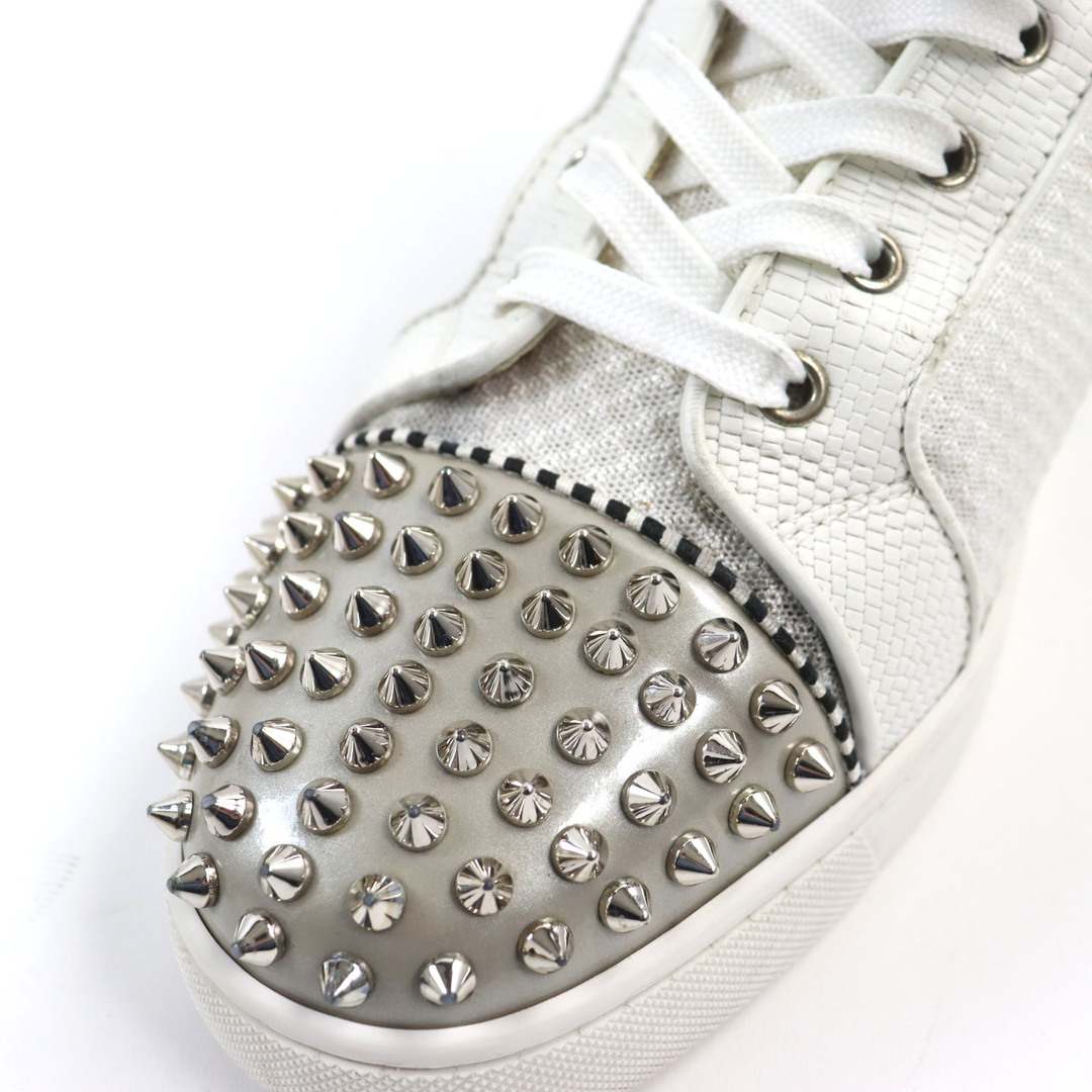 Christian Louboutin(クリスチャンルブタン)の【ドンドン見直し】良品○Christian Louboutin クリスチャンルブタン 3190310 LOU SPIKES ORLATO FLAT LET MET ルイススパイク レザー スパイクスタッズ ロゴワッペン付き レースアップ ハイカットスニーカー ホワイト系 40.5 箱・保存袋付き メンズ 定価135,000円 メンズの靴/シューズ(スニーカー)の商品写真