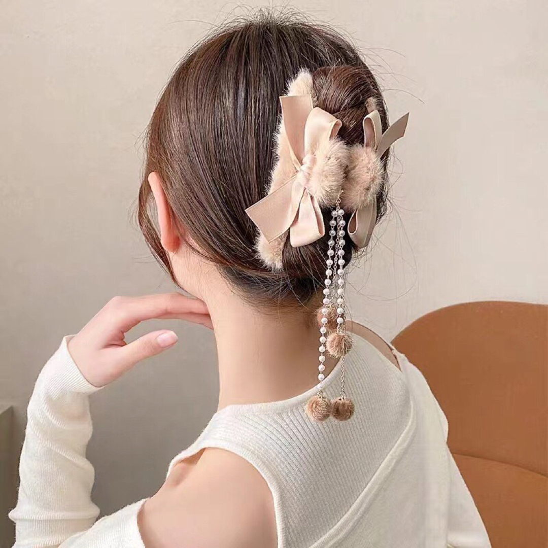 モコモコ　バンスクリップ　ブラウン　リボン　韓国　冬　ファー　ヘアクリップ レディースのヘアアクセサリー(バレッタ/ヘアクリップ)の商品写真