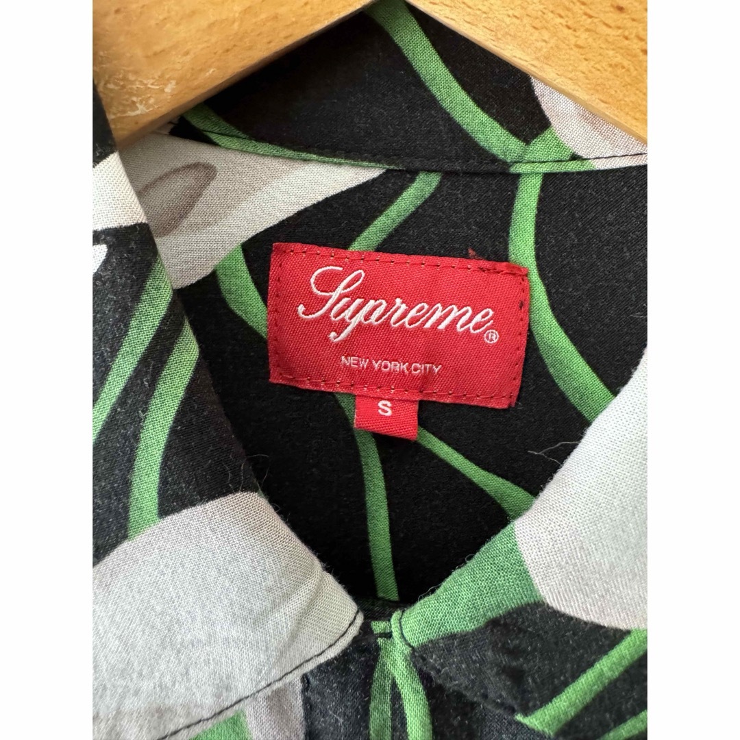 Supreme(シュプリーム)のSupreme Lily Rayon Shirt Black Small メンズのトップス(シャツ)の商品写真