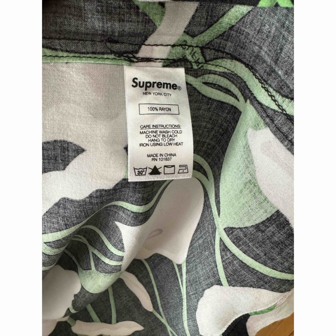 Supreme(シュプリーム)のSupreme Lily Rayon Shirt Black Small メンズのトップス(シャツ)の商品写真