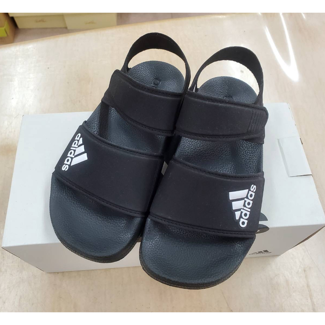 adidas(アディダス)のアディダス アディレッタサンダルK 18.0cm ジュニア スポーツサンダル キッズ/ベビー/マタニティのキッズ靴/シューズ(15cm~)(サンダル)の商品写真