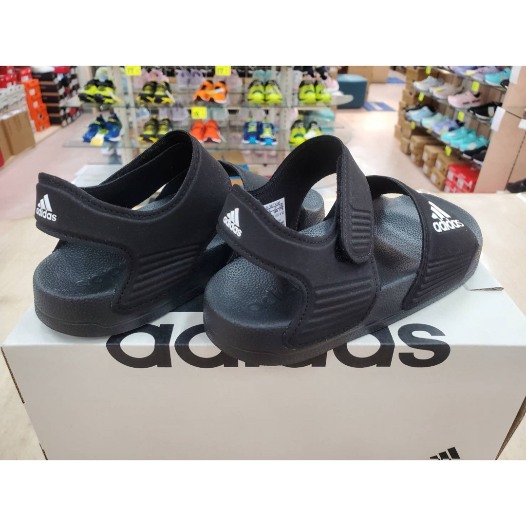 adidas(アディダス)のアディダス アディレッタサンダルK 18.0cm ジュニア スポーツサンダル キッズ/ベビー/マタニティのキッズ靴/シューズ(15cm~)(サンダル)の商品写真