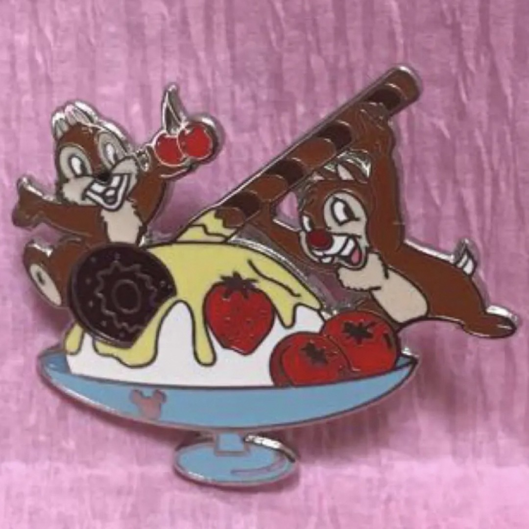 Disney(ディズニー)のレア　ディズニー　チップ　デール　スイーツ　アイス　ピン エンタメ/ホビーのアニメグッズ(バッジ/ピンバッジ)の商品写真