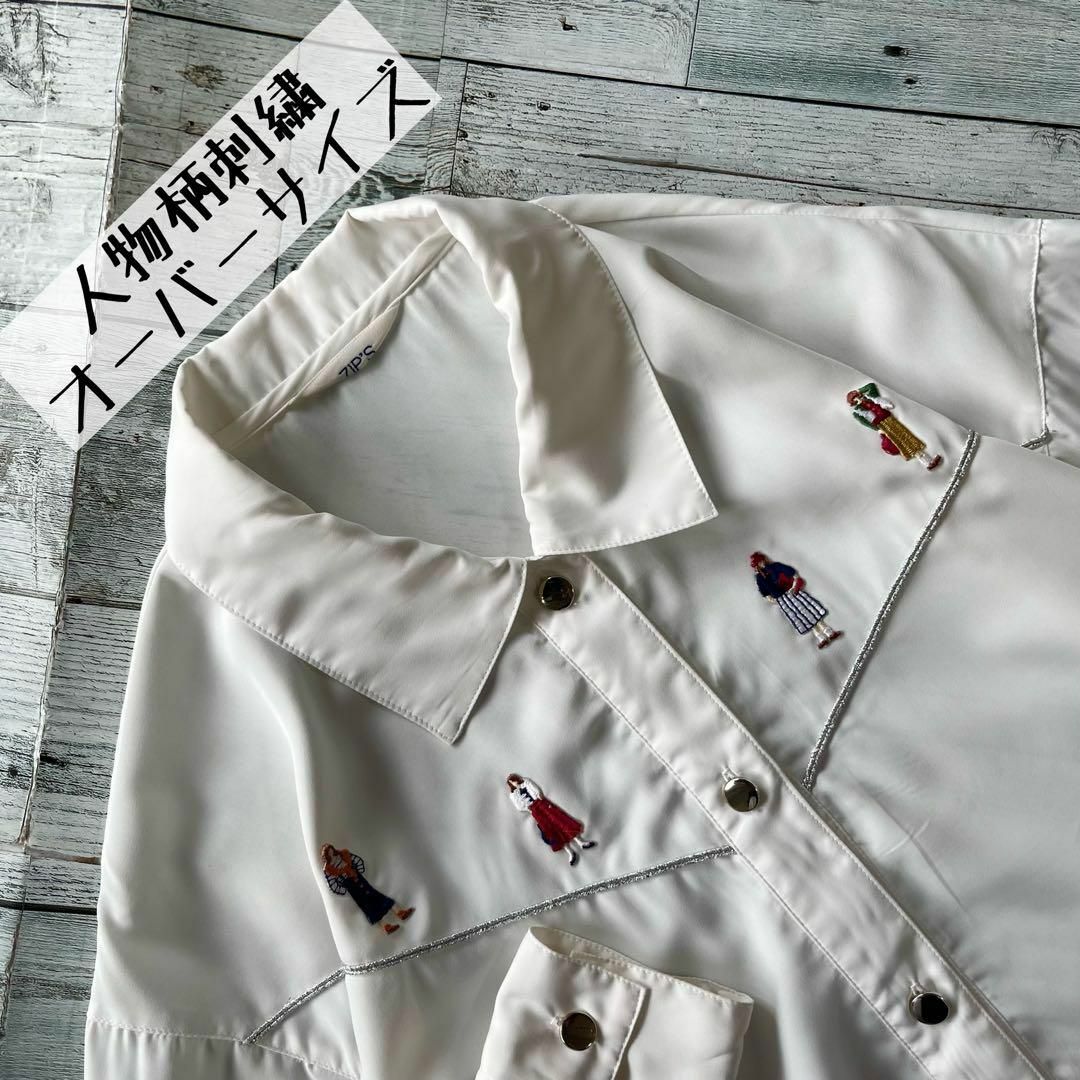昭和レトロ人物柄刺繍入りブラウスゆったりデザインホワイト古着M1 レディースのトップス(シャツ/ブラウス(長袖/七分))の商品写真