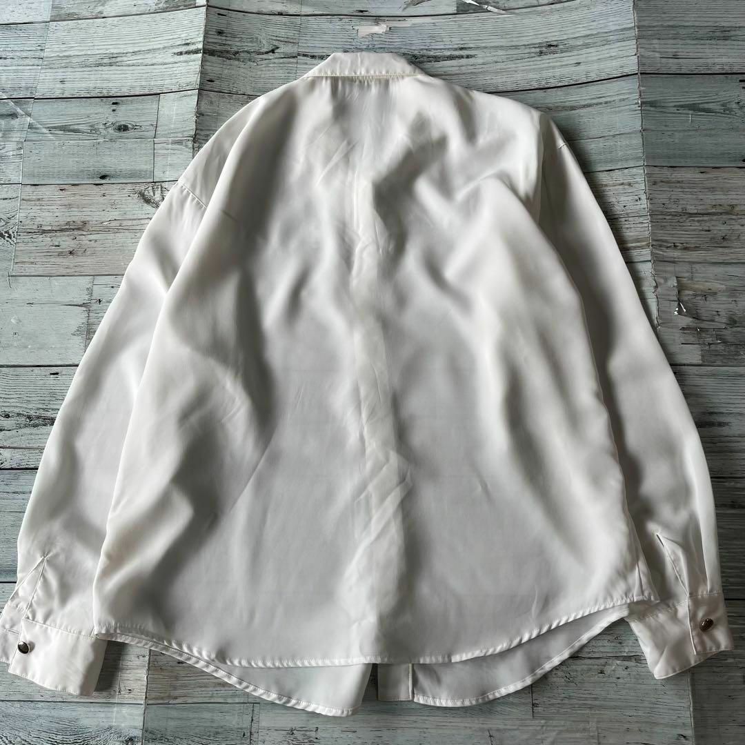 昭和レトロ人物柄刺繍入りブラウスゆったりデザインホワイト古着M1 レディースのトップス(シャツ/ブラウス(長袖/七分))の商品写真