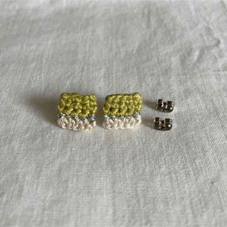 刺繍糸で編んだピアス(スモーキーイエロー)(ピアス)