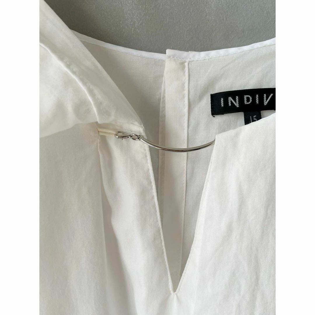 INDIVI(インディヴィ)の美品✨人気✨インディヴィ　15号　23SS 洗える　スクエアケープブラウス　白 レディースのトップス(シャツ/ブラウス(半袖/袖なし))の商品写真