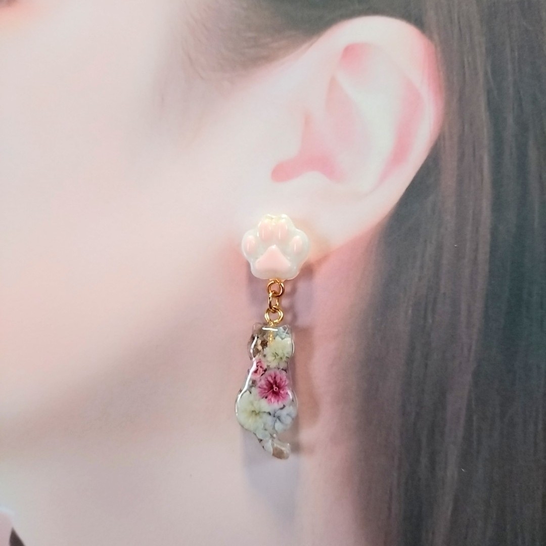 肉球と猫の花ピアス/樹脂ピアス  匿名配送 ハンドメイドのアクセサリー(ピアス)の商品写真