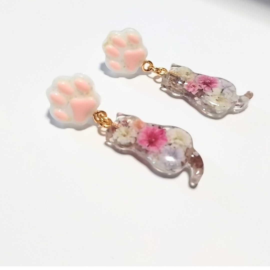 肉球と猫の花ピアス/樹脂ピアス  匿名配送 ハンドメイドのアクセサリー(ピアス)の商品写真