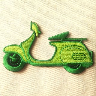 【送料込み】新品☆Vespa（ベスパ）のアイロンワッペン（グリーン）(各種パーツ)