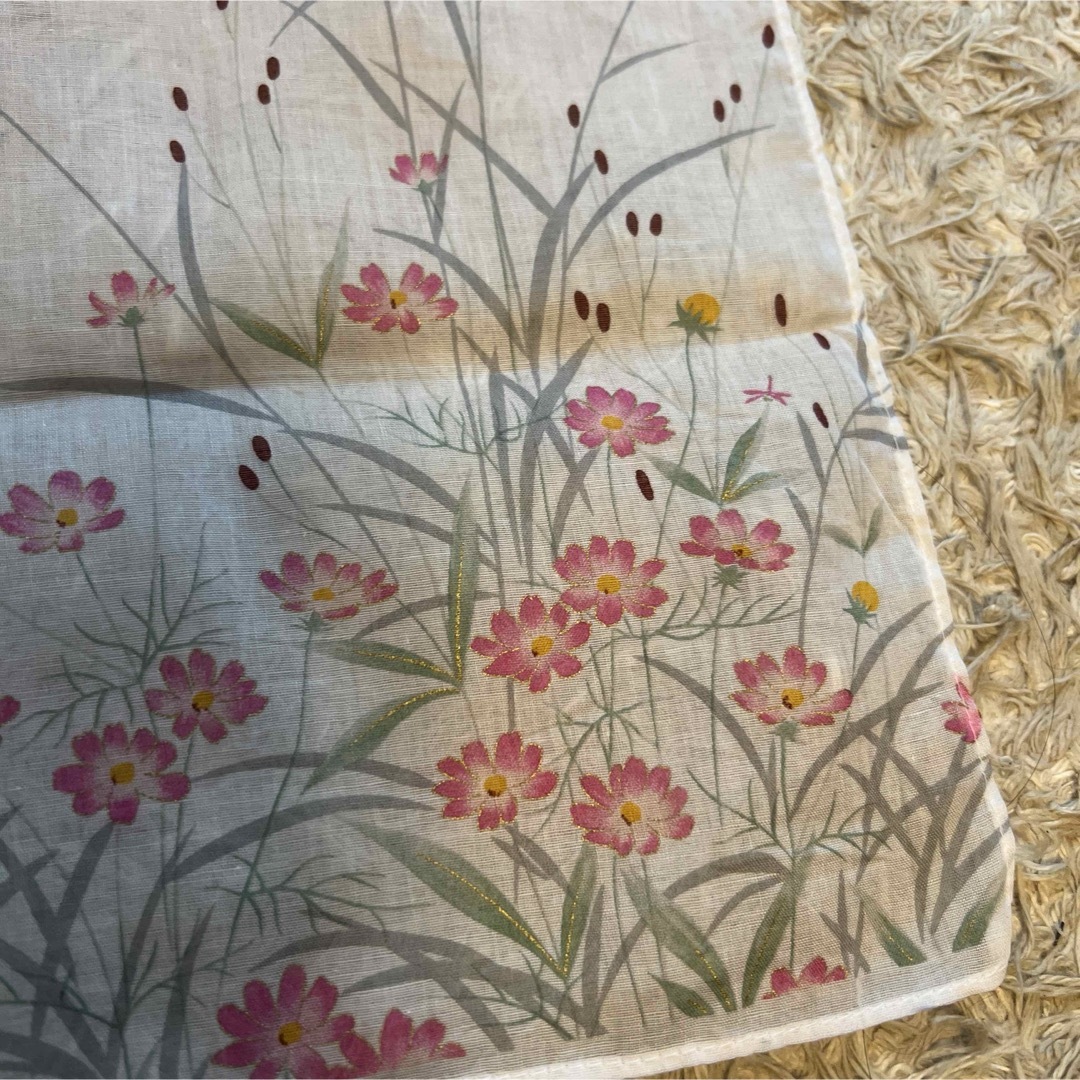 未使用★秋桜とわれもこう　綿100％ハンカチ　約42×41cm レディースのファッション小物(ハンカチ)の商品写真