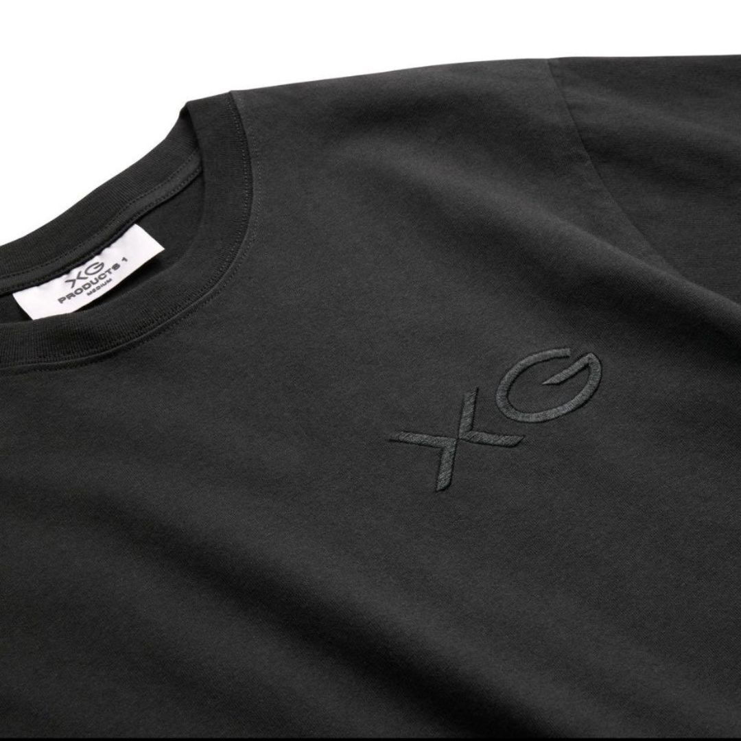 xg(エックスジー)の新品　XG　Tシャツ　XL　公式グッズ エンタメ/ホビーのタレントグッズ(アイドルグッズ)の商品写真