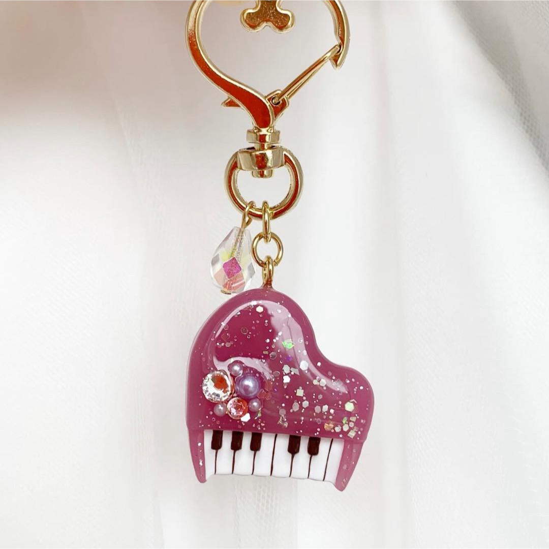 【929】赤みパープルグランドピアノキーホルダー 楽器の鍵盤楽器(ピアノ)の商品写真