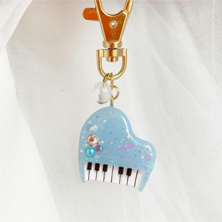 【930】大きめオーロラホロ入り水色グランドピアノのキーホルダー(ピアノ)