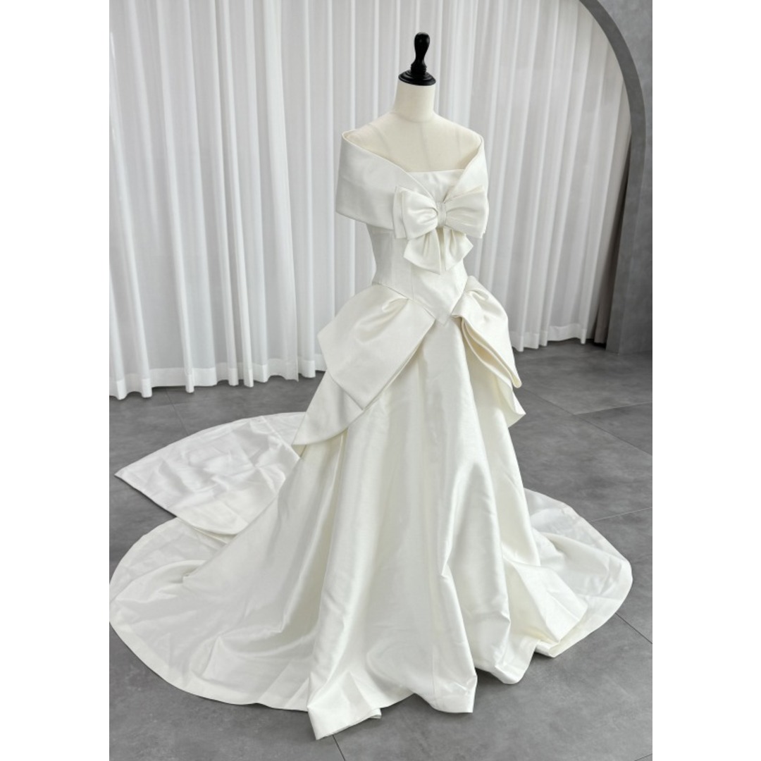 エマリーエ EMarie ダブルリボンケープカラー Aライン ウェディングドレス ホワイト 白 サテン レディースのフォーマル/ドレス(ウェディングドレス)の商品写真